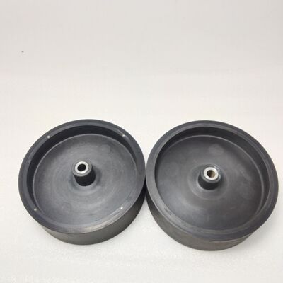 Roda de rolo de borracha personalizada equipada com núcleo de metal, resistência ao impacto, proporcionando desempenho em sistemas de automação industrial