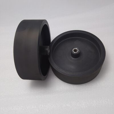 Roda de rolo de borracha personalizada equipada com núcleo de metal, resistência ao impacto, proporcionando desempenho em sistemas de automação industrial